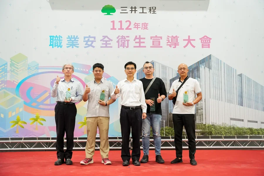 圖片說明：葉總經理與績優廠商代表合影留念。