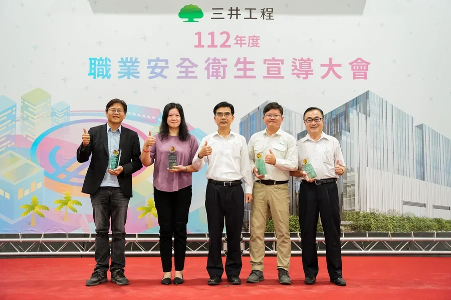 圖片說明：葉總經理與績優廠商代表合影留念。