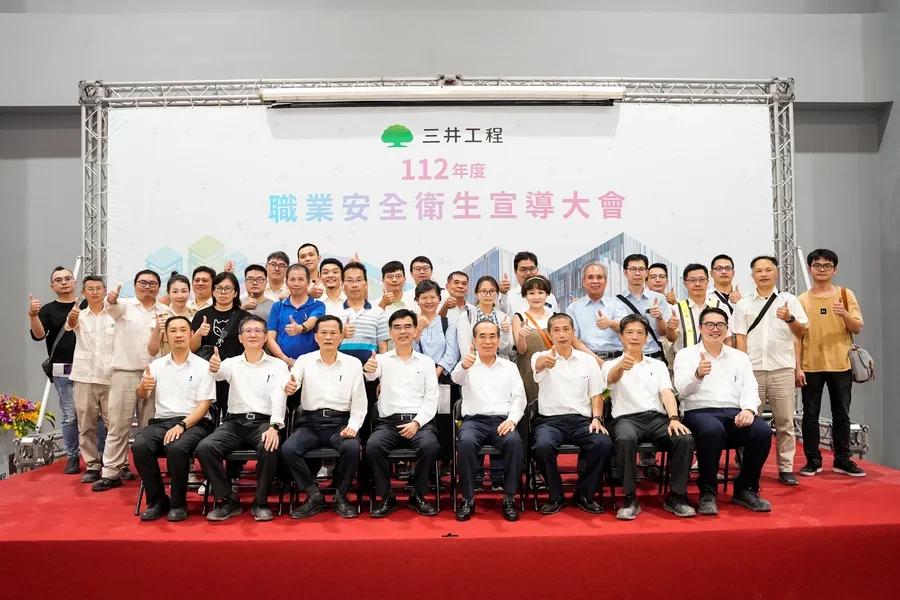 圖片說明：與會承攬廠商代表與本公司主管合影留念。