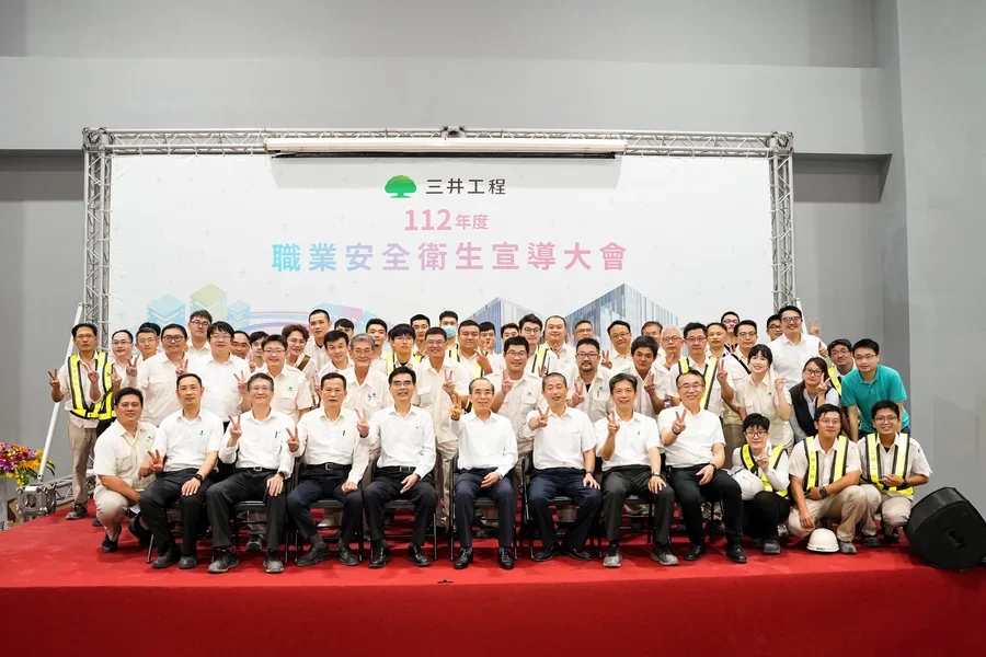 圖片說明：全體工作人員與高級主管合影留念。