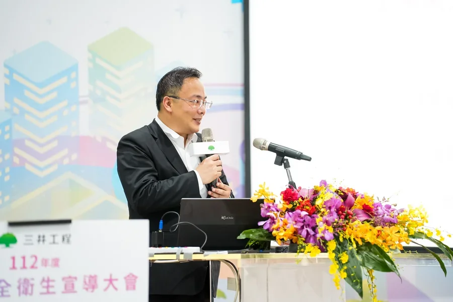 圖片說明：財團法人職業災害預防及重建中心執行長何俊傑進行專題演講。