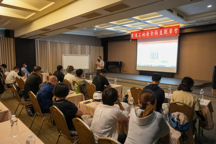 圖片說明：於臺邦商旅2F國際會議廳進行觀摩會主題說明。