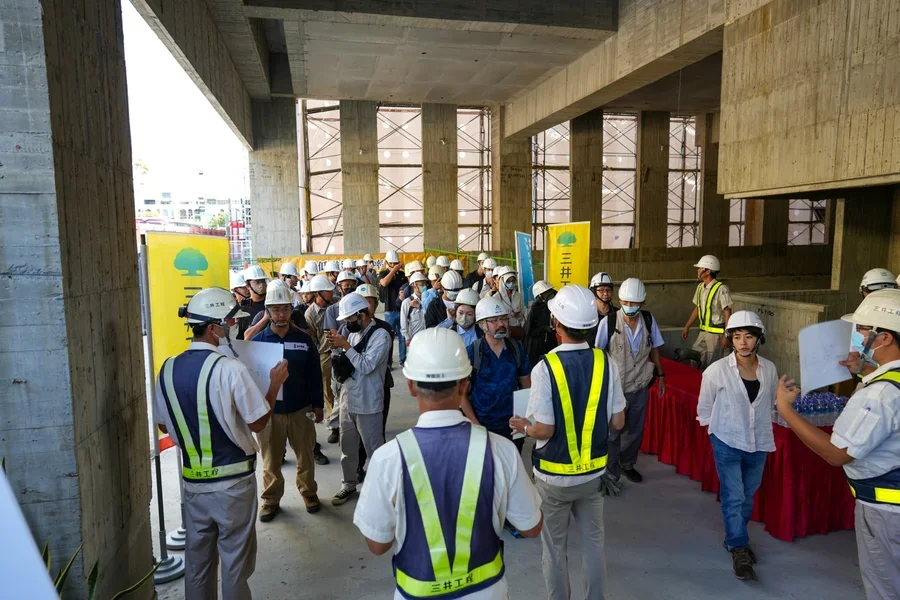 圖片說明：工地現場觀摩分組。