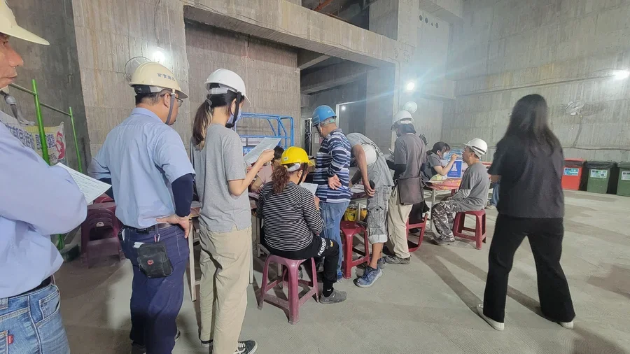 圖片說明：報到填寫資料及口腔篩檢。