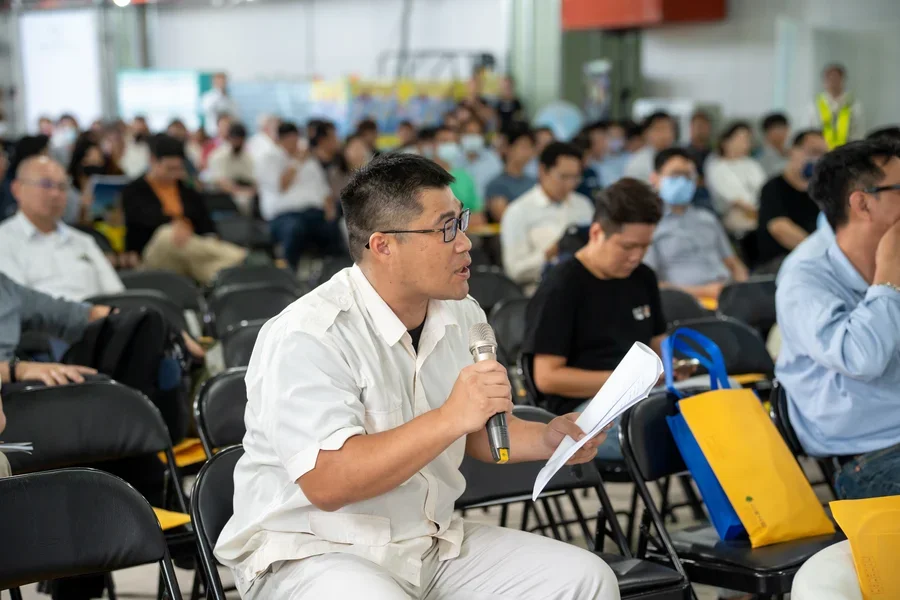 圖片說明：綜合討論座談會，與會者提問。