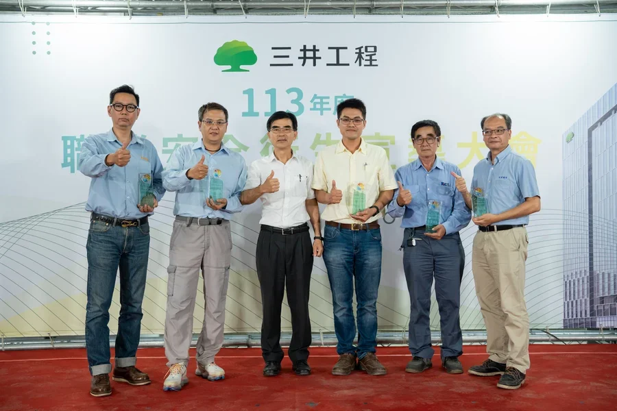 圖片說明：葉總經理與績優廠商代表合影留念。