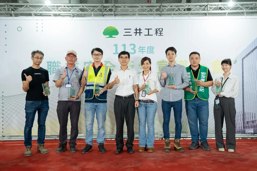 圖片說明：葉總經理與績優廠商代表合影留念。