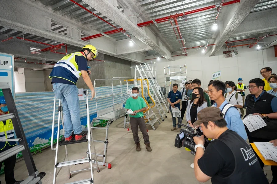 圖片說明：裝修工作台、高空工作車、合梯、移動梯作業示範演練(多惠)。