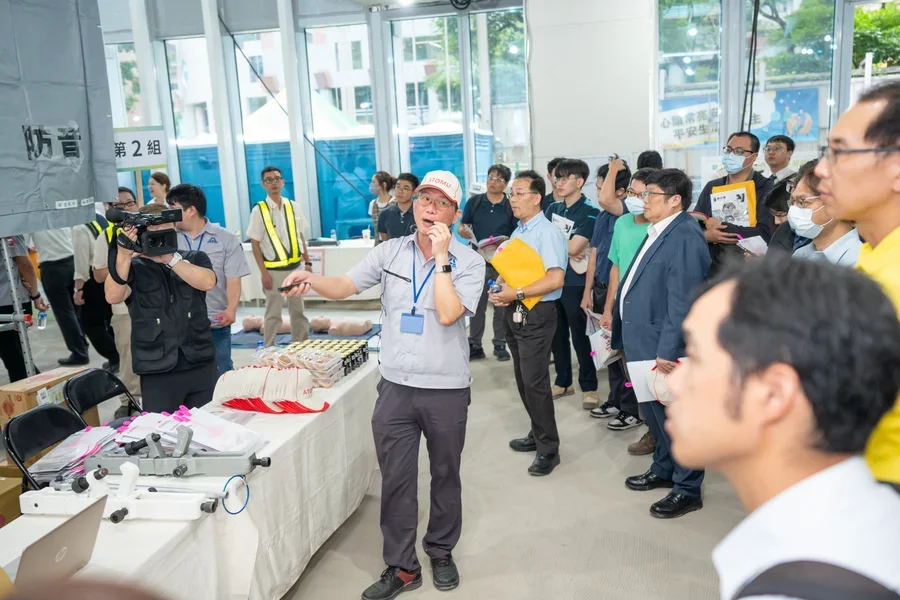 圖片說明：鋼構連結調整器(無鋼索工法ATOMU使用)及防火、隔音帆布展示(日商港製器)。