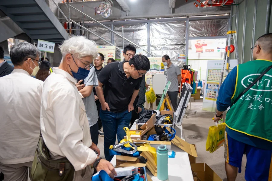 圖片說明：安衛器材展示(賽福帝)。