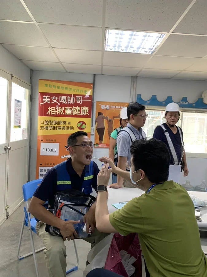 圖片說明：口腔篩檢。