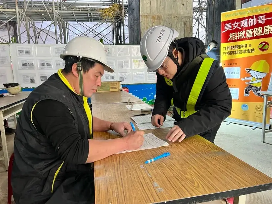 圖片說明：報到填寫資料。