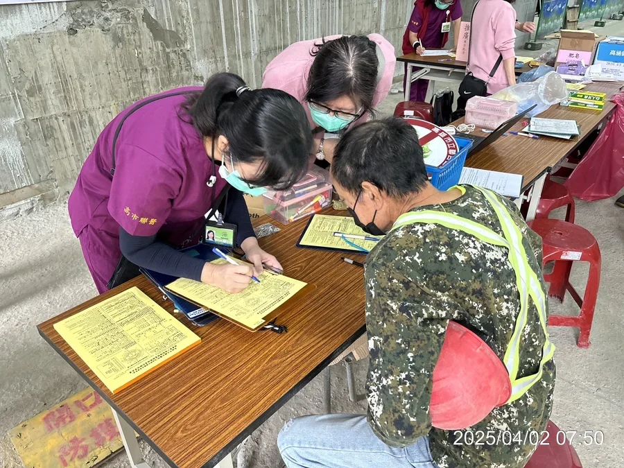 圖片說明：口腔篩檢人員資料填寫。