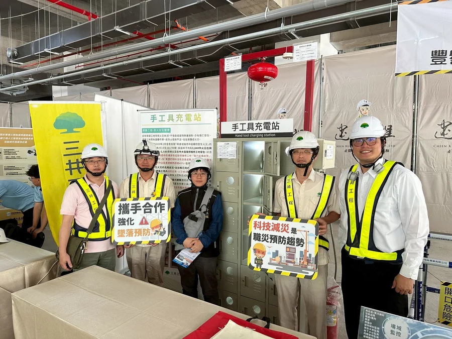 圖片說明：本公司展示攤位(手工具充電站)與工作人員合影。