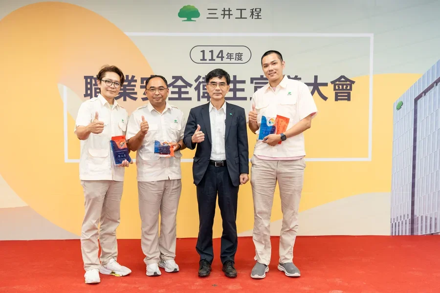 圖片說明：葉董事長與績優工地所長合影留念。