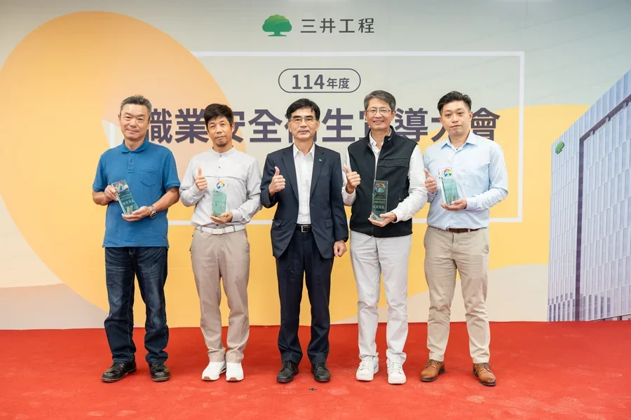 圖片說明：葉董事長與績優廠商代表合影留念。