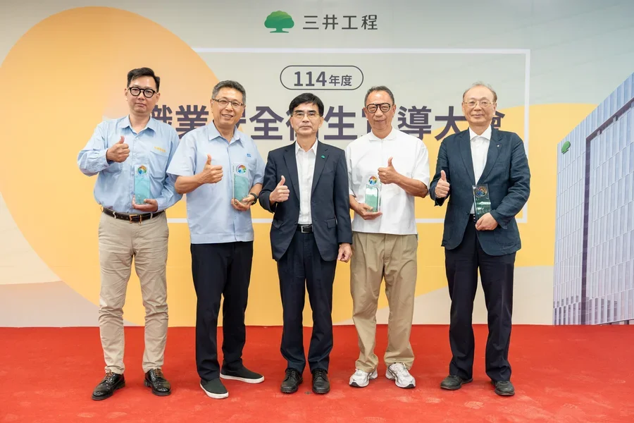 圖片說明：葉董事長與績優廠商代表合影留念。