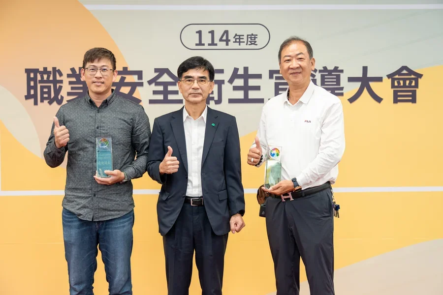 圖片說明：葉董事長與績優廠商代表合影留念。