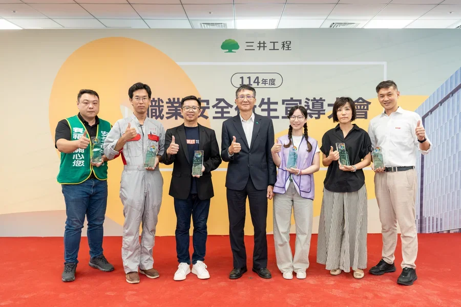 圖片說明：曾副總經理與示範廠商代表合影留念。