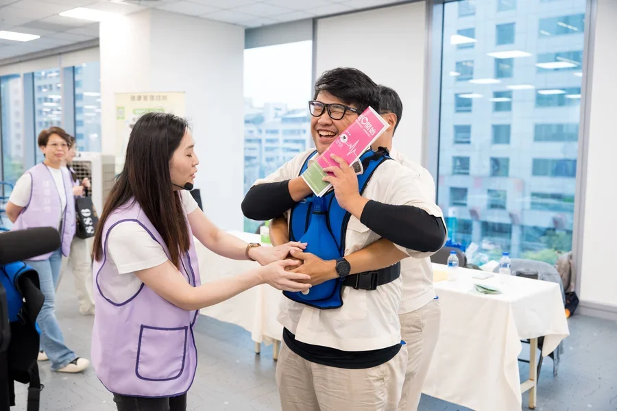 圖片說明：健康管理宣導-哈姆立克法互動(國泰健康管理顧問股份有限公司)。