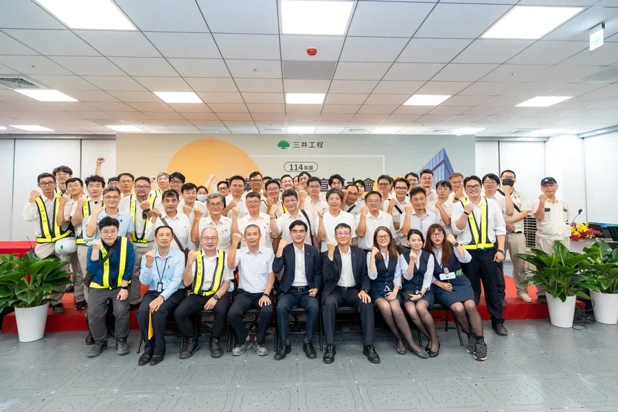 圖片說明：三井工程與會同仁與高級主管合影留念。