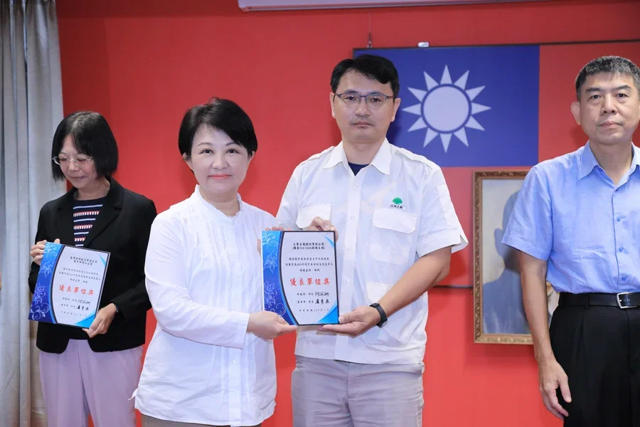 圖片說明：三井工程獲頒獎項由「國泰THE PARK新建工程」劉傳柏所長代表領獎。